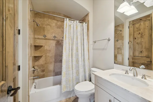 $930,000 | 5207 Calle Montilla Place, Houston, TX 77007