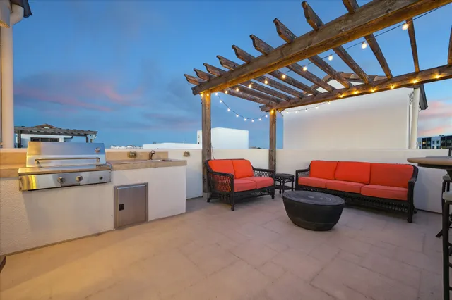 $930,000 | 5207 Calle Montilla Place, Houston, TX 77007