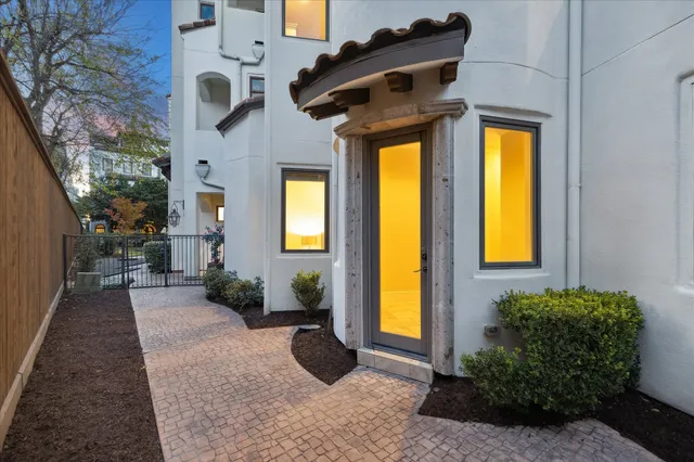 $930,000 | 5207 Calle Montilla Place, Houston, TX 77007