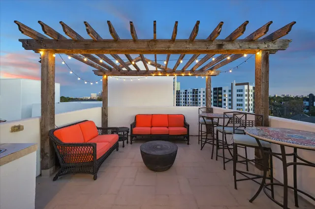 $930,000 | 5207 Calle Montilla Place, Houston, TX 77007