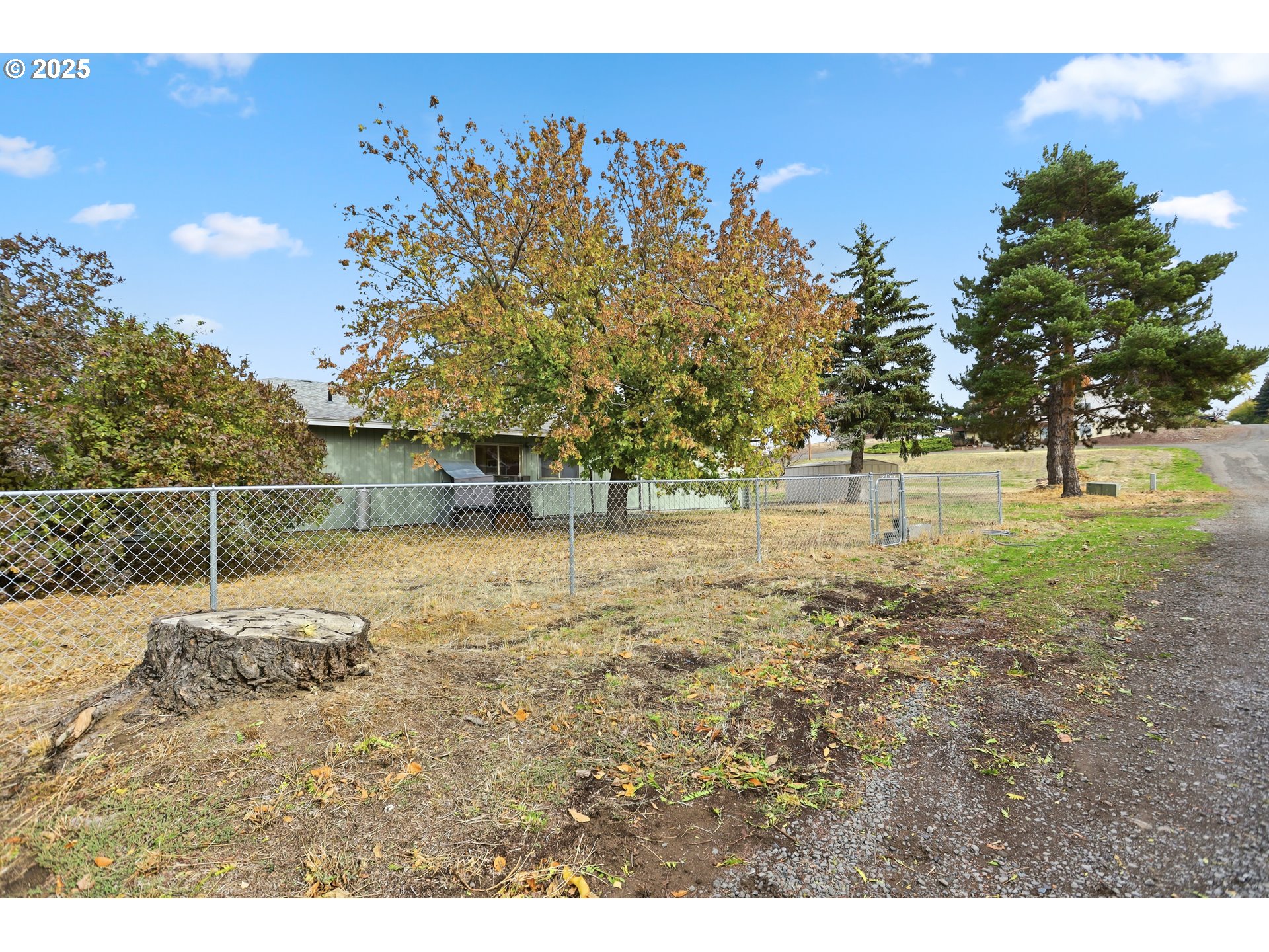512 6th Street Wasco, OR 97065 - Photo 35 of 45 a backyard of a house with lots of green space