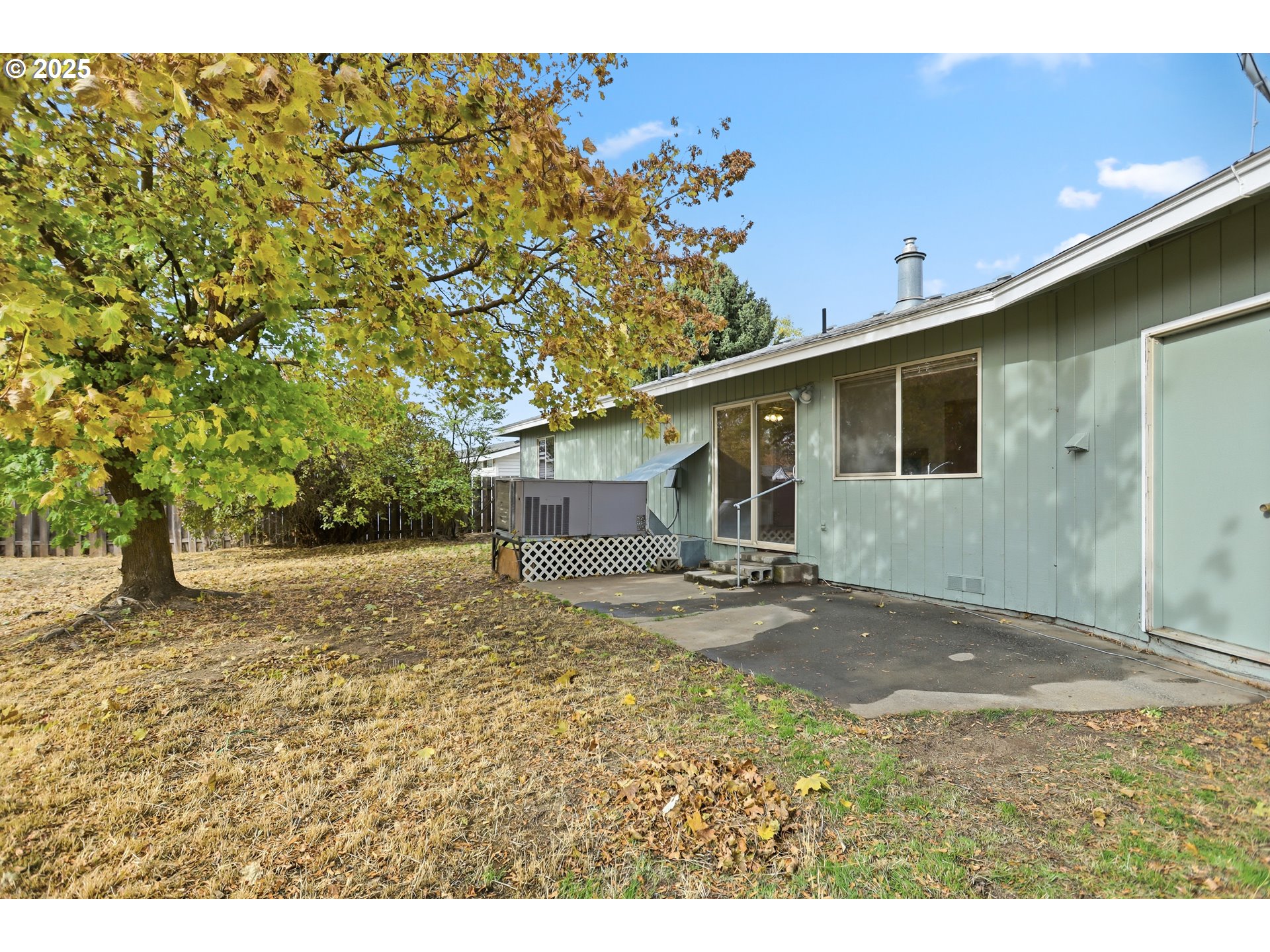 512 6th Street Wasco, OR 97065 - Photo 36 of 45 a backyard of a house