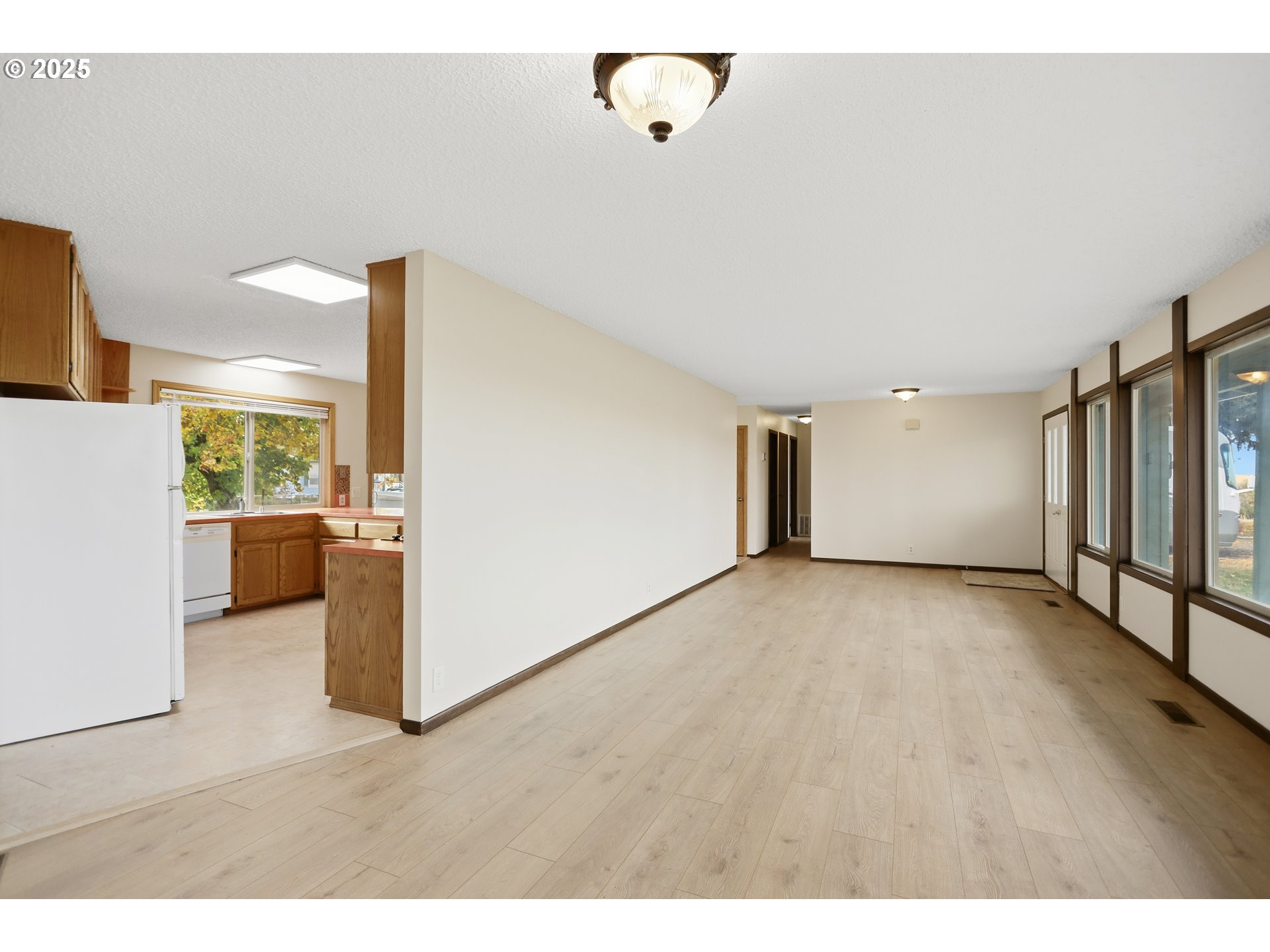 512 6th Street Wasco, OR 97065 - Photo 6 of 45 a view of a livingroom with wooden floor