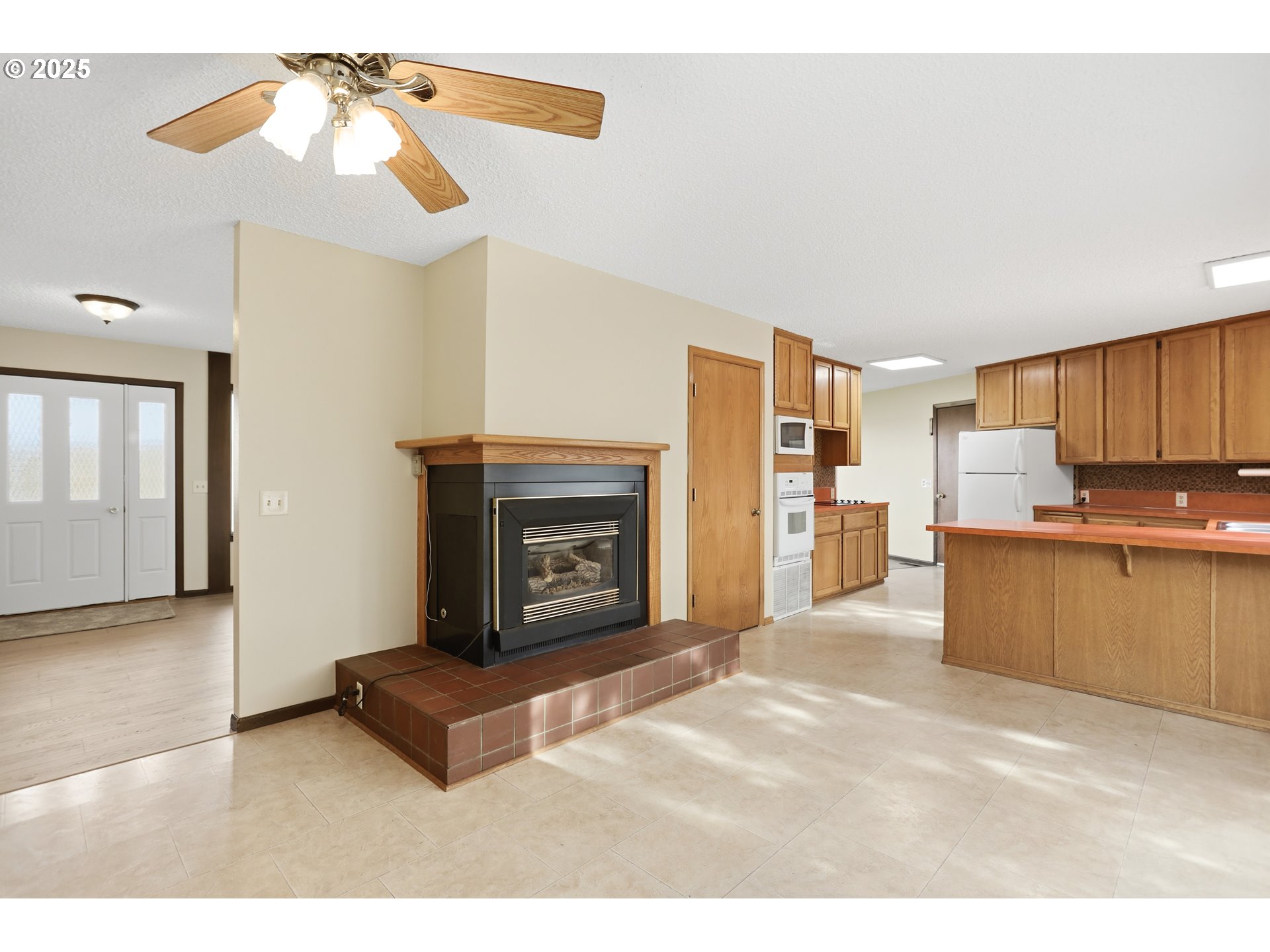 512 6th Street Wasco, OR 97065 - Photo 8 of 45 a living room with furniture and a fireplace