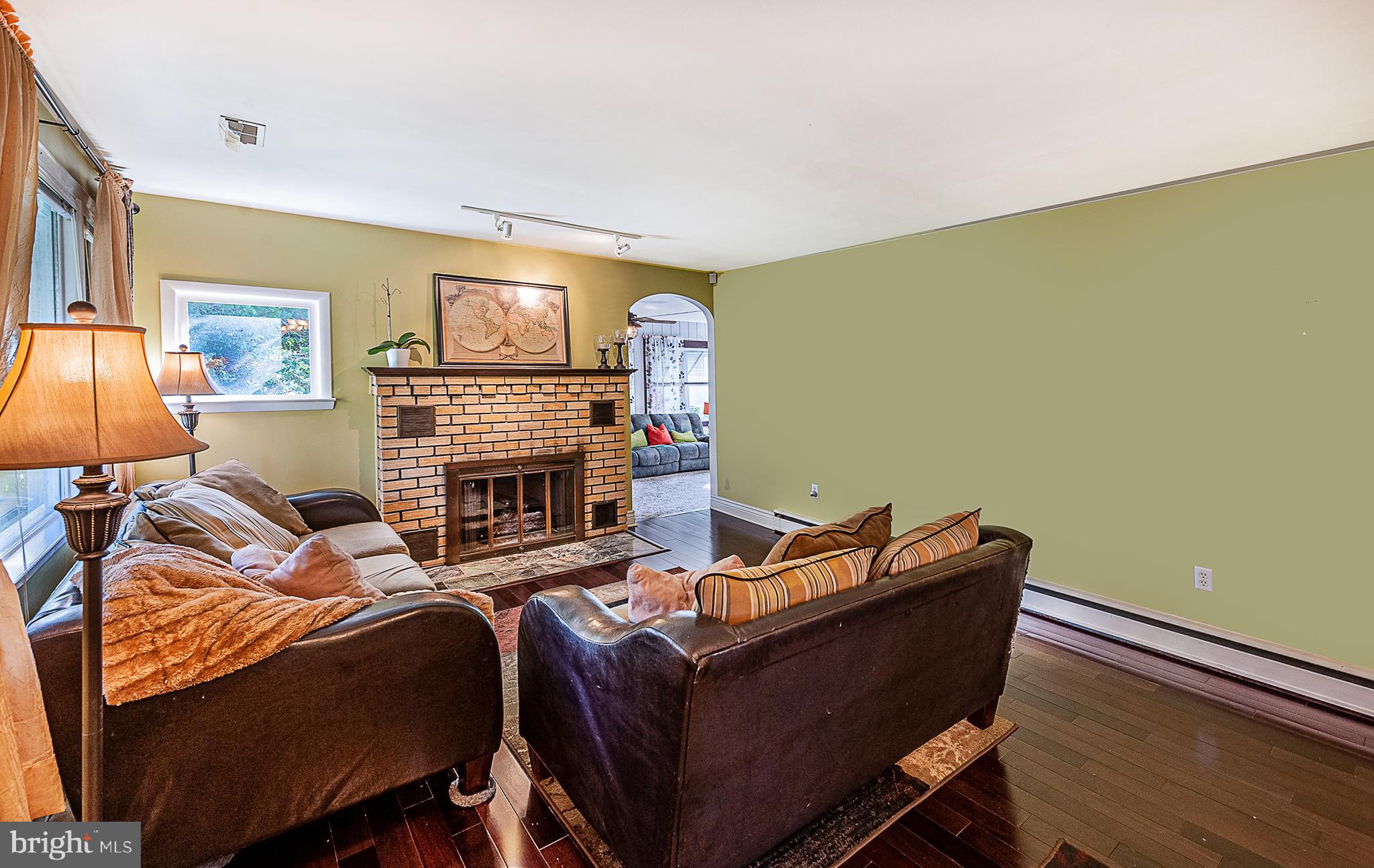433 Radix Road Williamstown, NJ 08094 - Photo 4 of 32 Living Room
