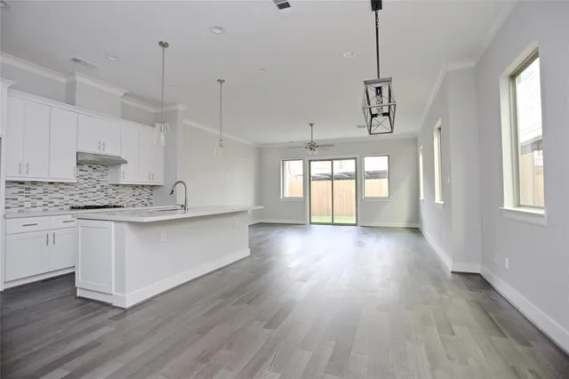 $3,595 | 513 West Bell Street, Houston, TX 77019