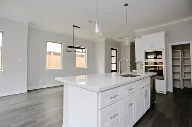 $3,595 | 513 West Bell Street, Houston, TX 77019