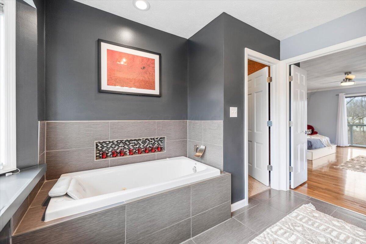 930 Raintree Court Westerville, OH 43081 - Photo 24 of 55 31-Primary Bath-930 Raintree Ct-026