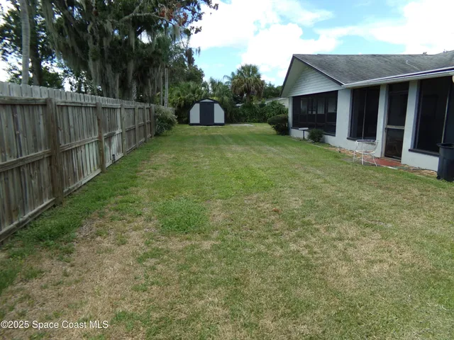a view of a backyard