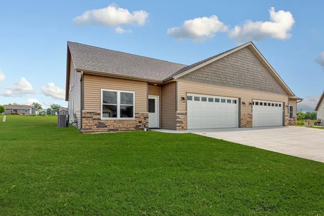 $299,900 | 605 Northwood Place, Janesville, MN 56048