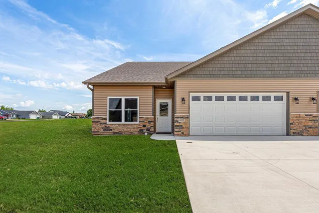 $299,900 | 605 Northwood Place, Janesville, MN 56048