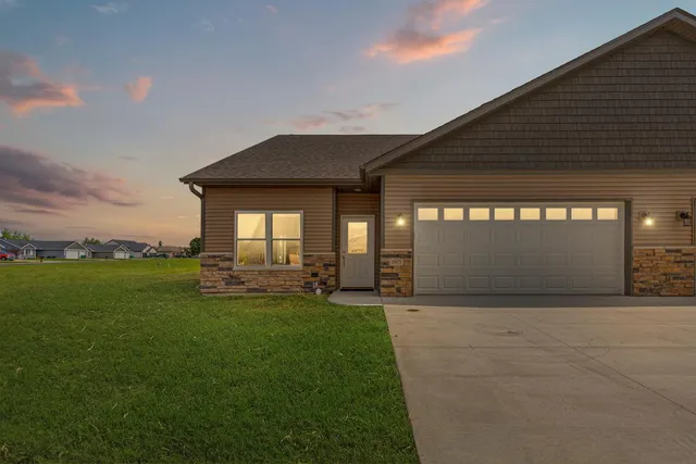 $299,900 | 605 Northwood Place, Janesville, MN 56048