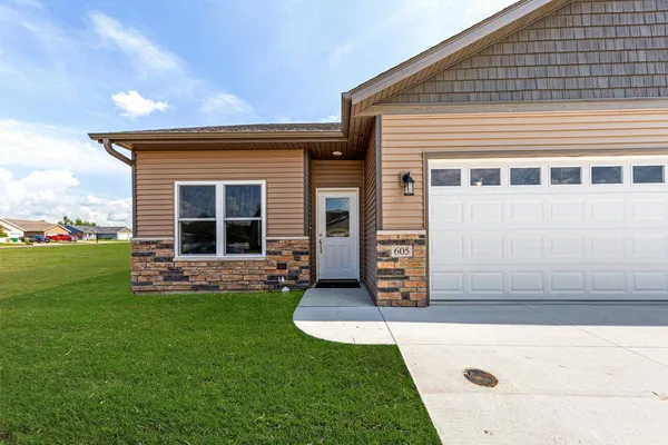 $299,900 | 605 Northwood Place, Janesville, MN 56048