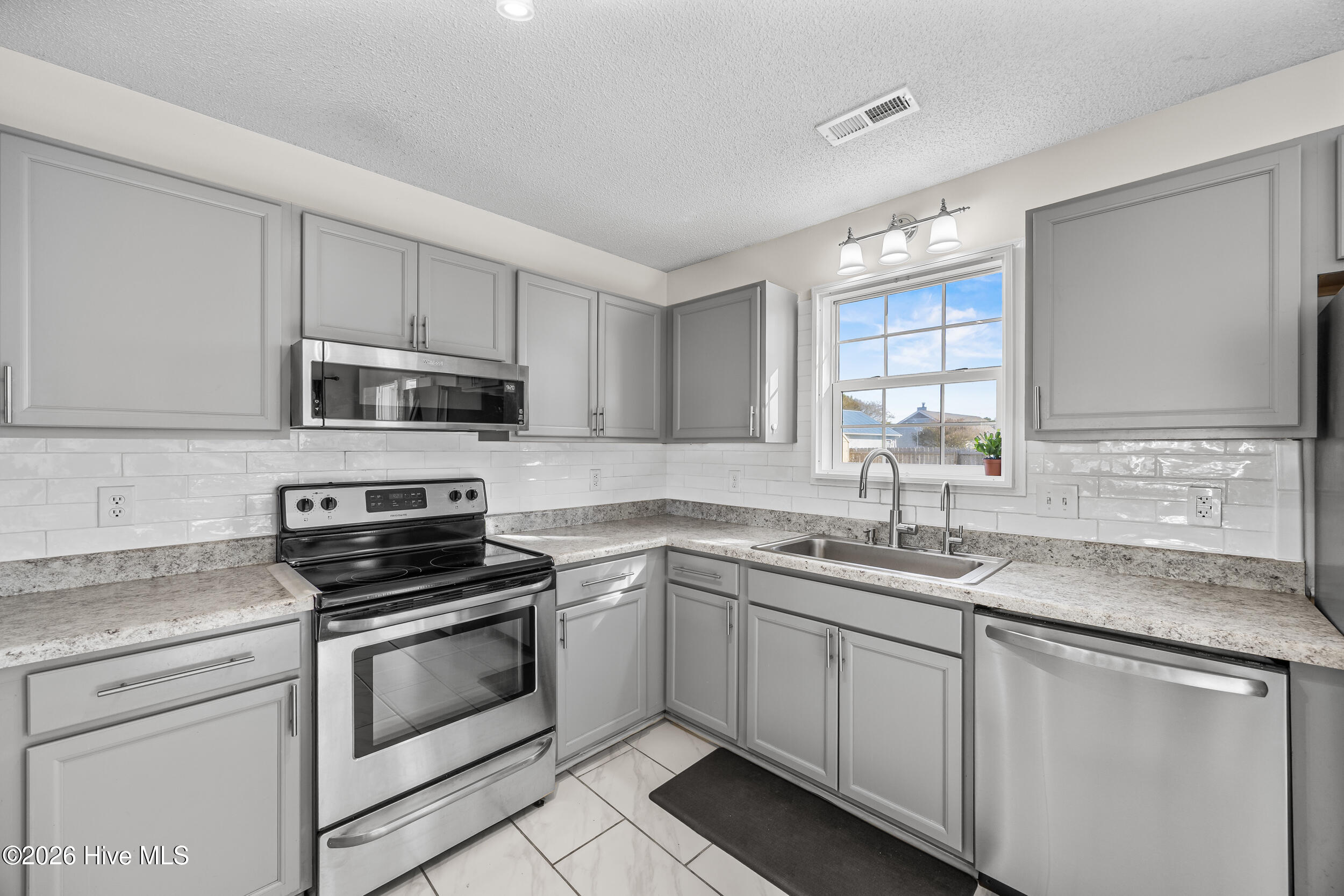 503 Amber Avenue Hubert, NC 28539 - Photo 9 of 25 24_kitchen