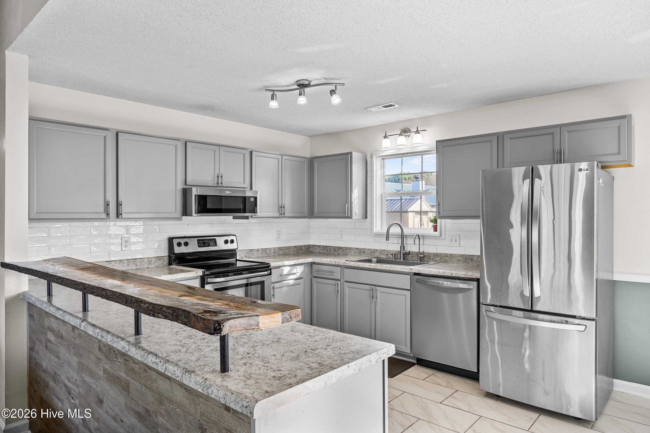 503 Amber Avenue Hubert, NC 28539 - Photo 7 of 25 21_kitchen