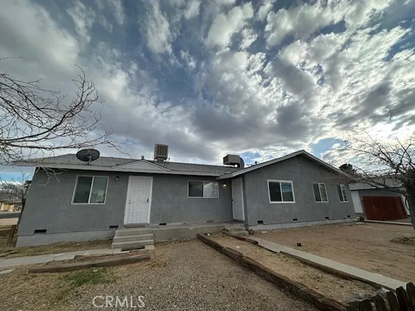 a view of a house with backyard