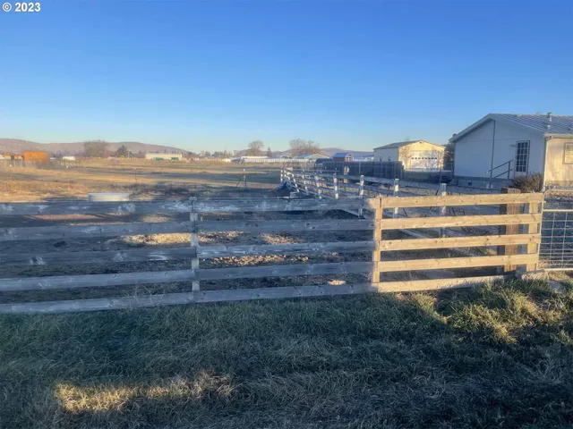 a view of a yard with a space