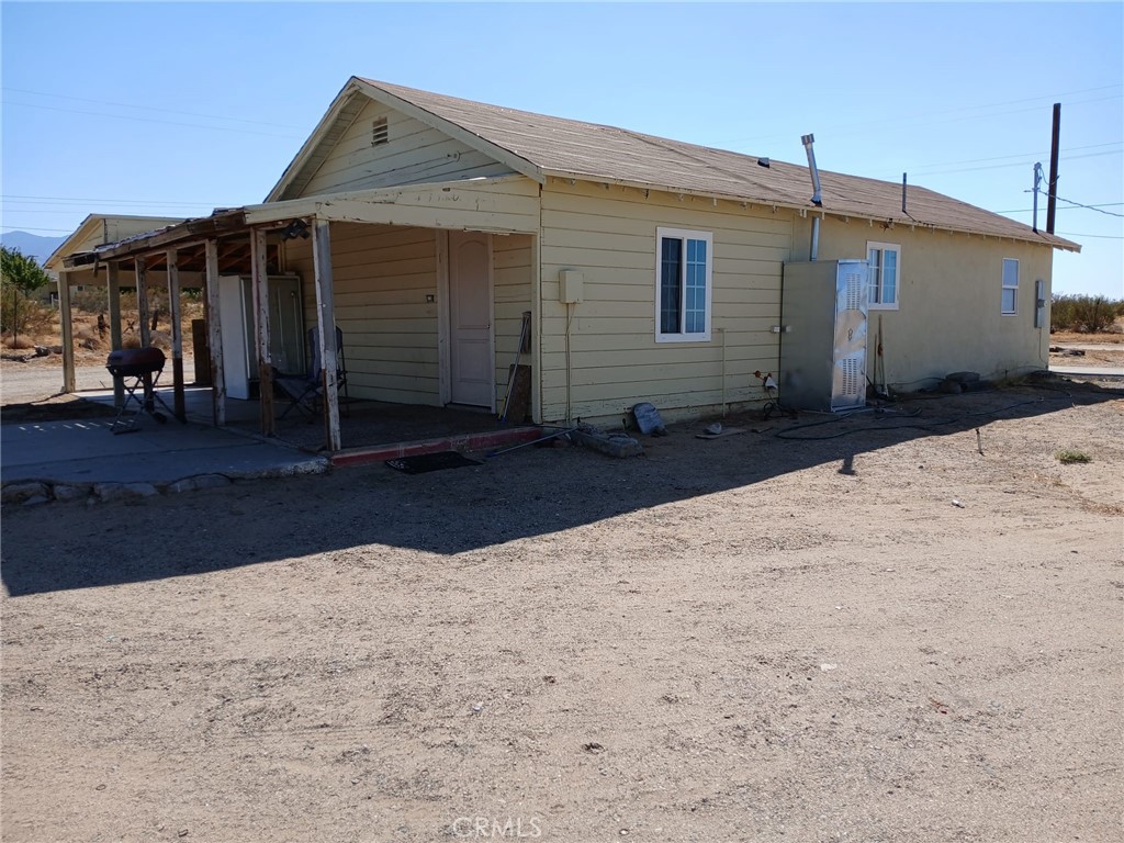 37712 210th Street East Palmdale, CA 93591 - Photo 5 of 12 a front view of a house with a yard