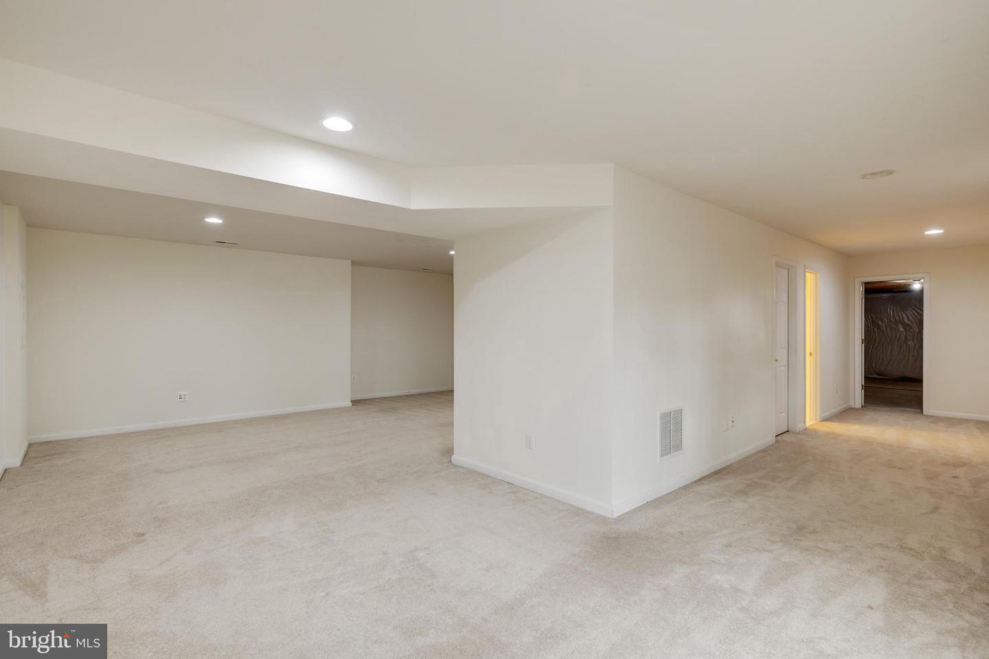 19237 Potomac Crest Drive Triangle, VA 22172 - Photo 26 of 29 Spacious basement with wet bar & 5th Bedroom