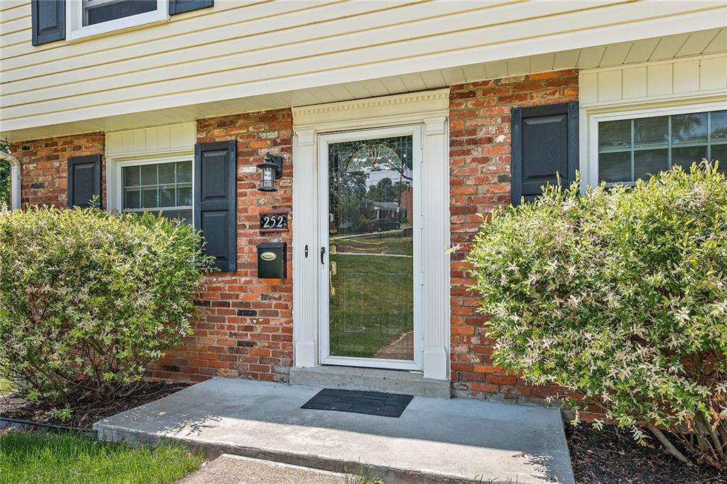 252 Parkedge Road Pittsburgh, PA 15220 - Photo 2 of 25 Gallery Image 2