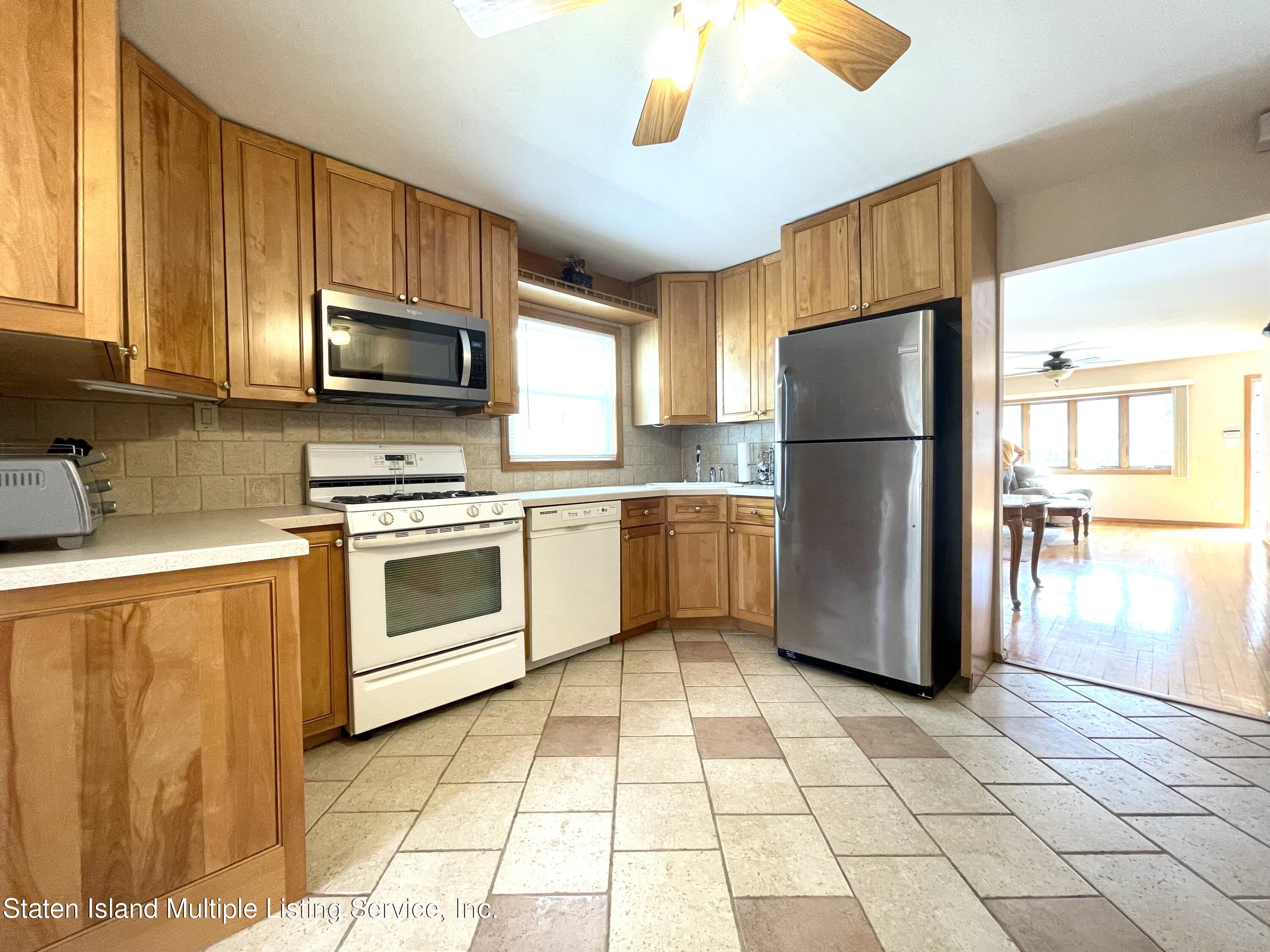 53 School Road Staten Island, NY 10305 - Photo 9 of 21 IMG_2403