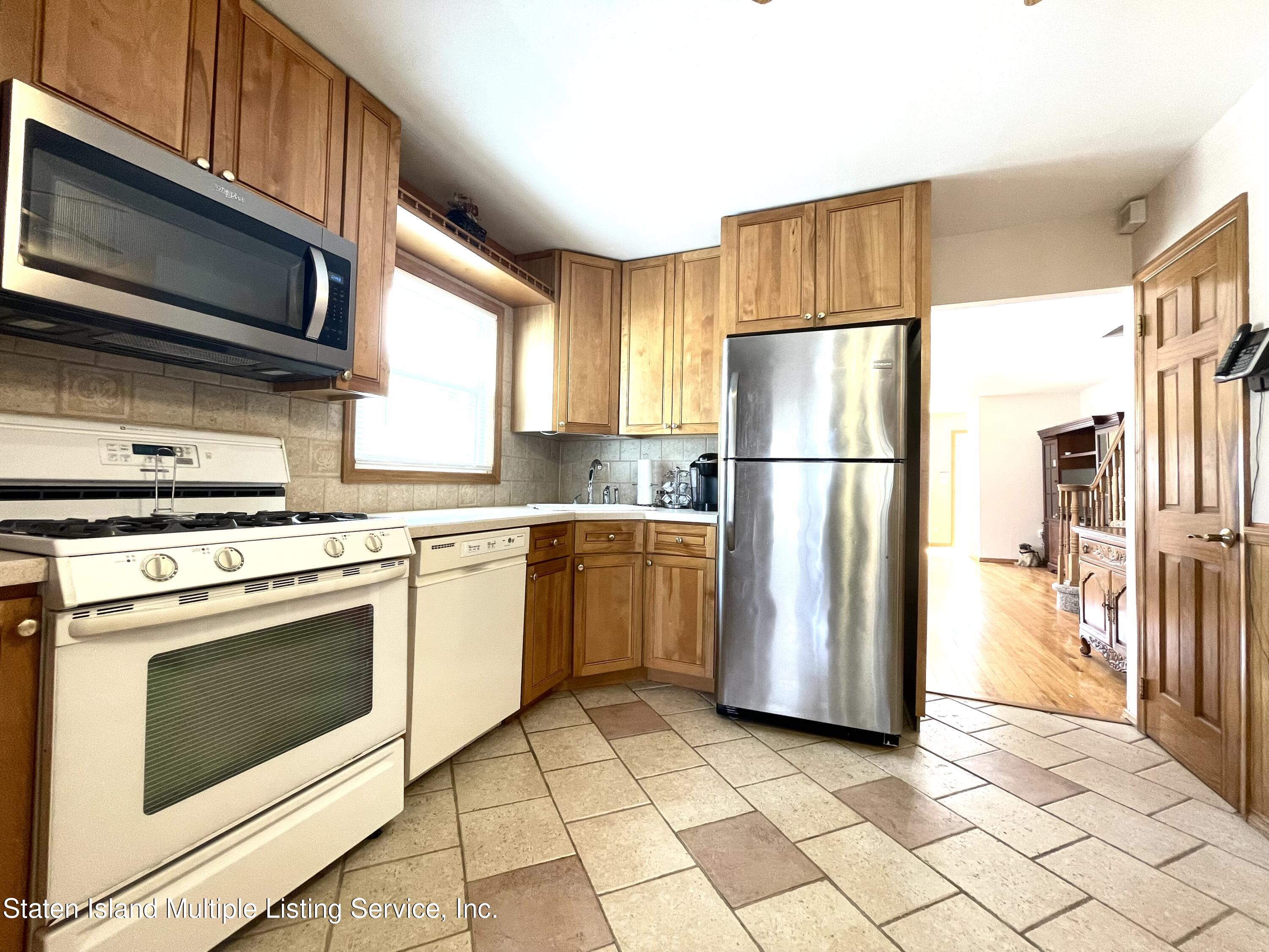 53 School Road Staten Island, NY 10305 - Photo 10 of 21 IMG_2409