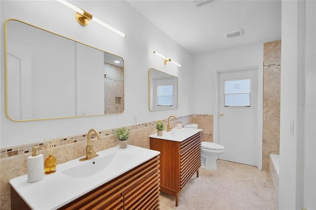 a view of empty room with ceiling fan