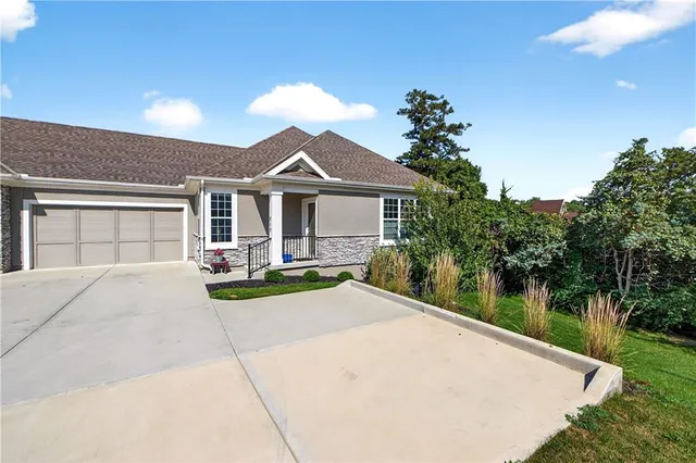 $424,950 | 712 East 110th Terrace, Kansas City, MO 64131