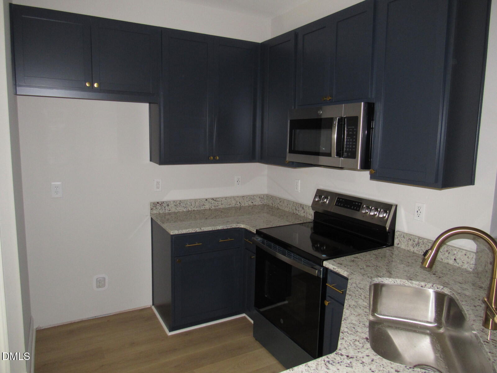 116 Beaver Trail Littleton, NC 27850 - Photo 11 of 47 a kitchen with granite countertop a stove and a microwave