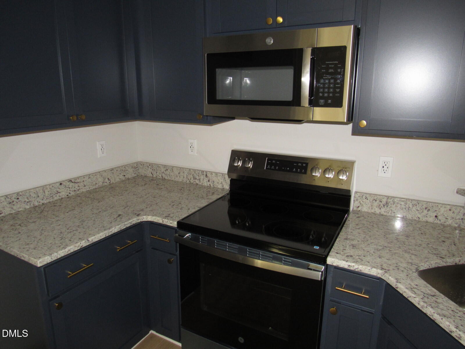 116 Beaver Trail Littleton, NC 27850 - Photo 12 of 47 a kitchen with granite countertop a stove and a microwave