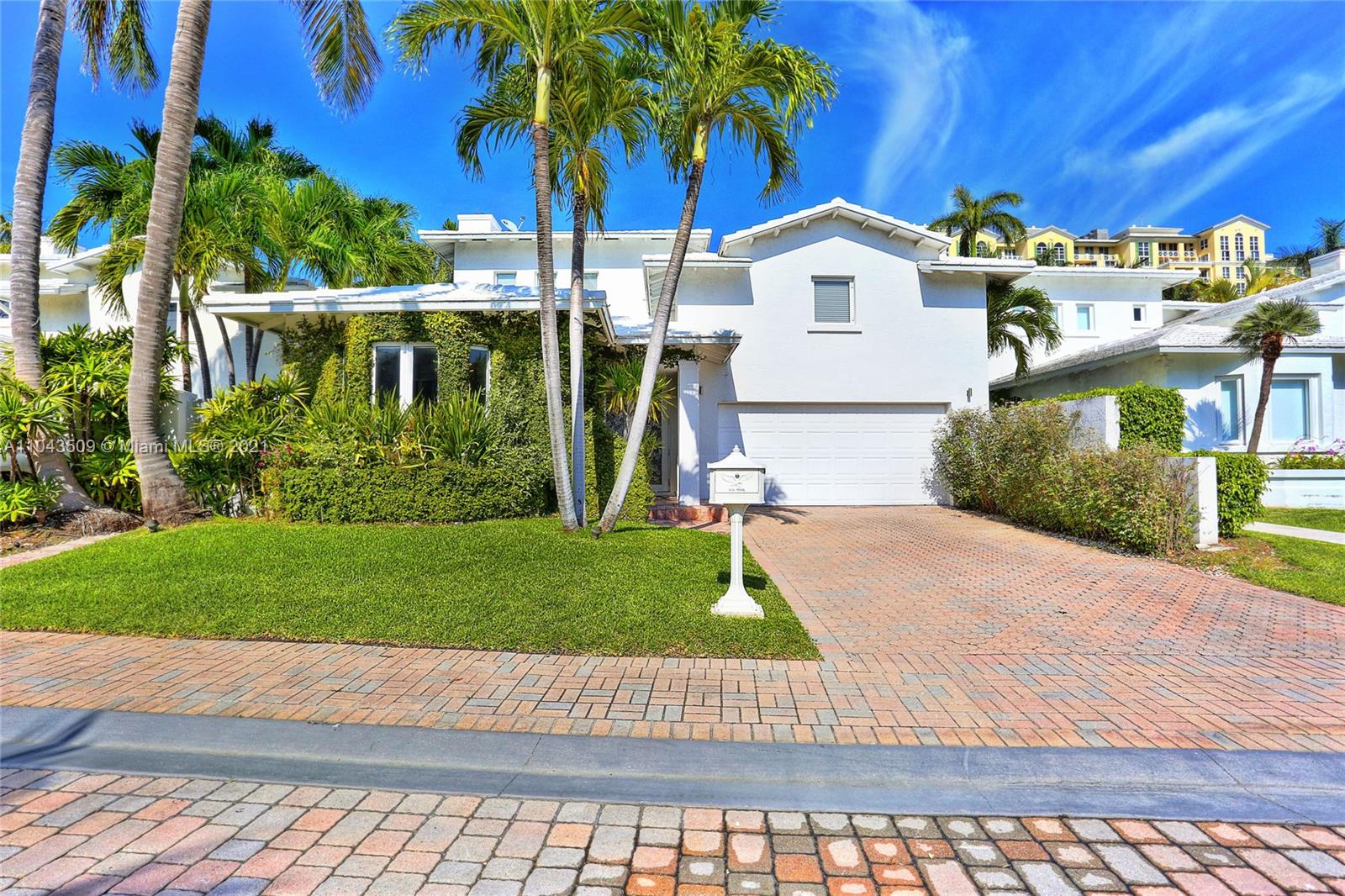 4 Coconut Lane Key Biscayne, FL 33149 - Photo 2 of 45