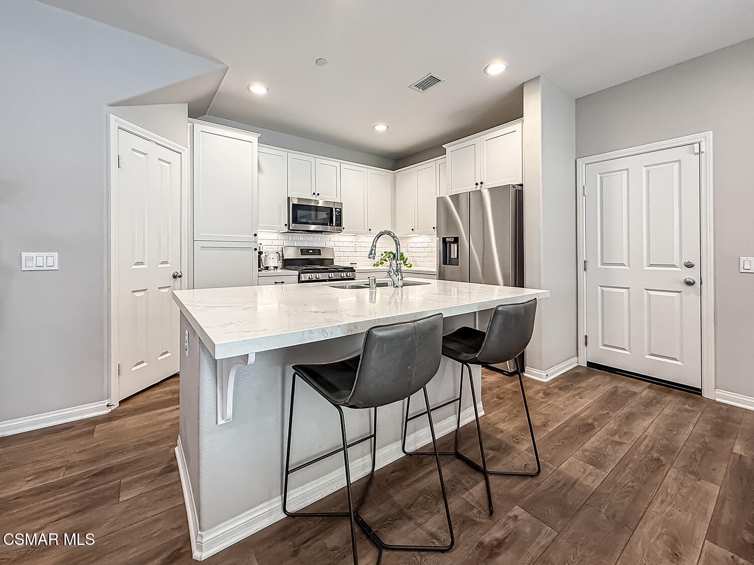 230 Stonegate Road Camarillo, CA 93010 - Photo 9 of 43 bLiving Dining and Kitchen8