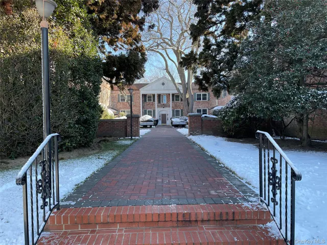 $319,990 | 43 North Forest Avenue, Unit C21, Rockville Centre, NY 11570