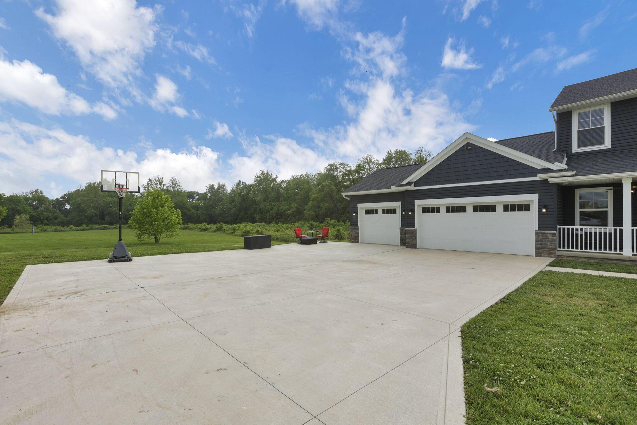 9559 Basil Road Northwest Baltimore, OH 43105 - Photo 2 of 44 Garages