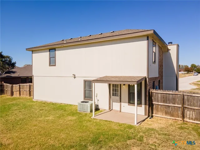 a view of an house with backyard