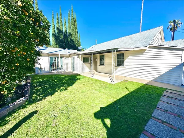 a view of a house with a backyard
