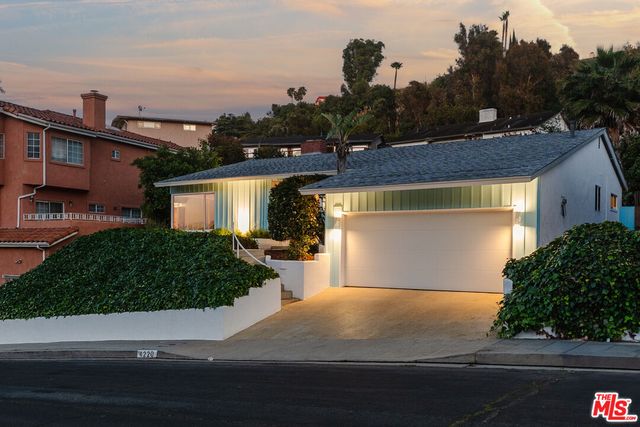 a view of a house with backyard and garden