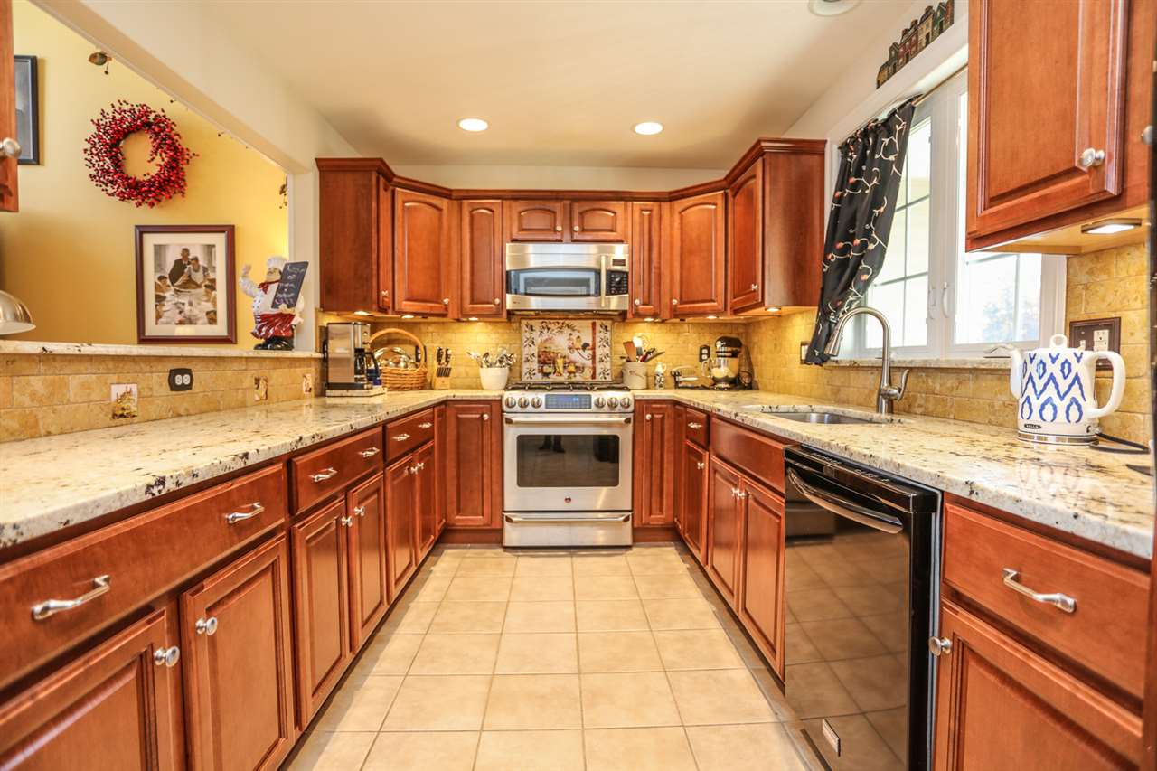 19 Shaker Hill Road Hooksett, NH 03106 - Photo 5 of 40