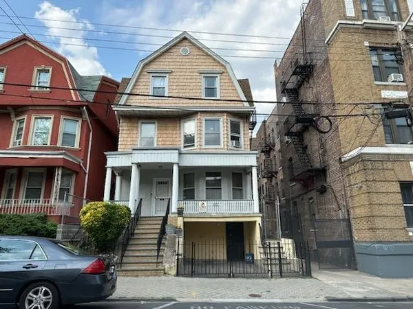 $2,300 | 122 Jewett Avenue, Unit 3, Jersey City, NJ 07304