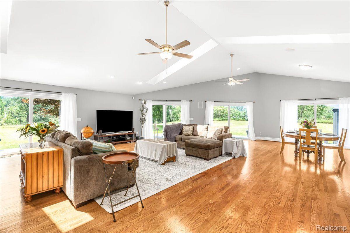 515 Clyde Road Highland, MI 48357 - Photo 5 of 47 515 Clyde Road - Living