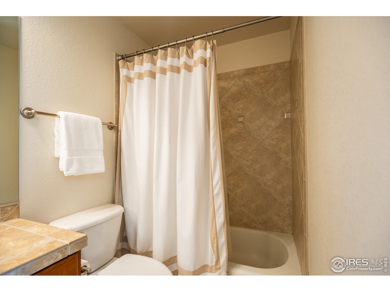 1189 Hawk Ridge Road Lafayette, CO 80026 - Photo 15 of 41 Bedroom 4 bathroom shower and tub