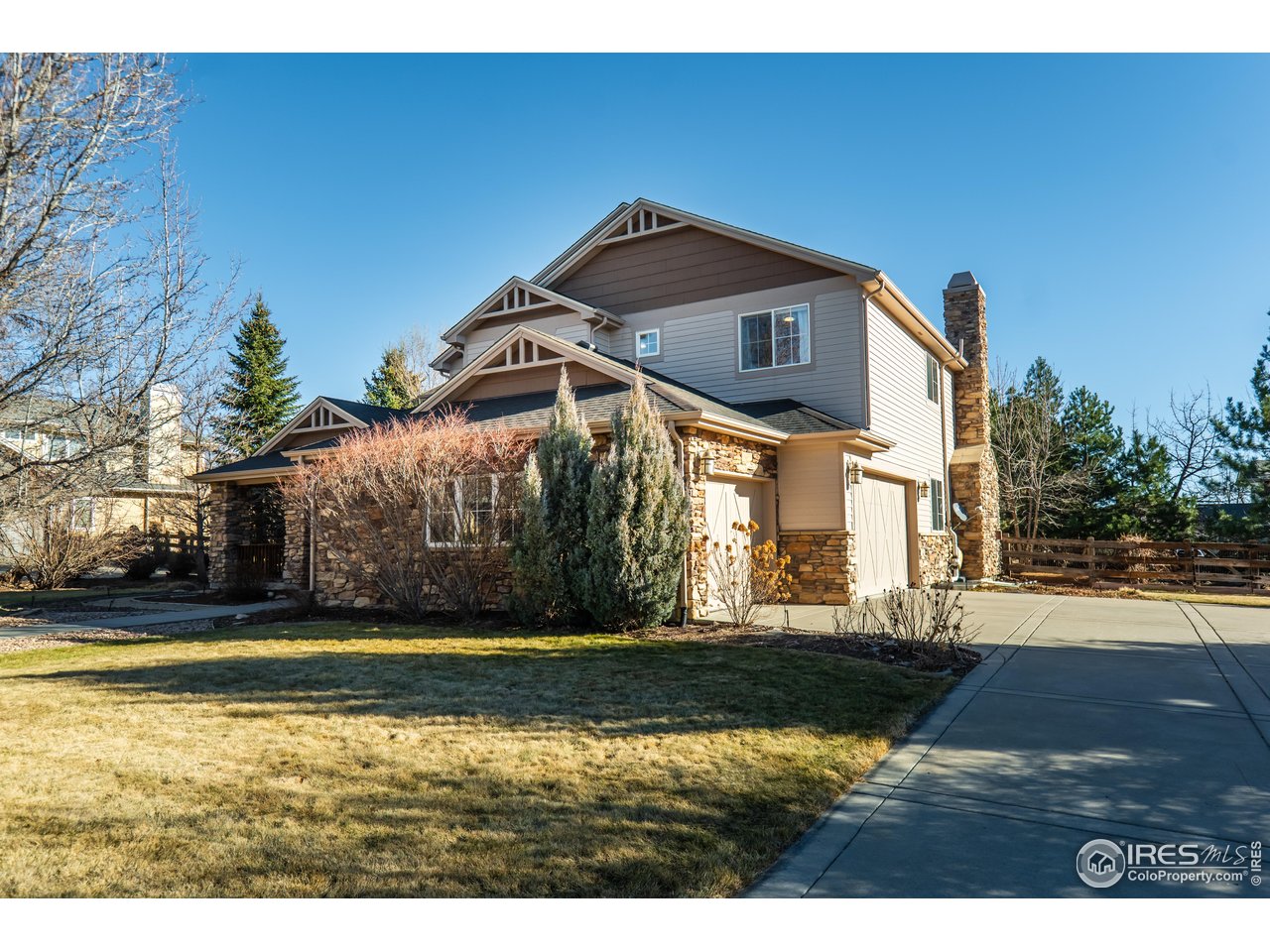 1189 Hawk Ridge Road Lafayette, CO 80026 - Photo 32 of 41 Front yard/ Driveway