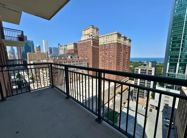 $390,000 | 41 East 8th Street, Unit 1702, Chicago, IL 60605