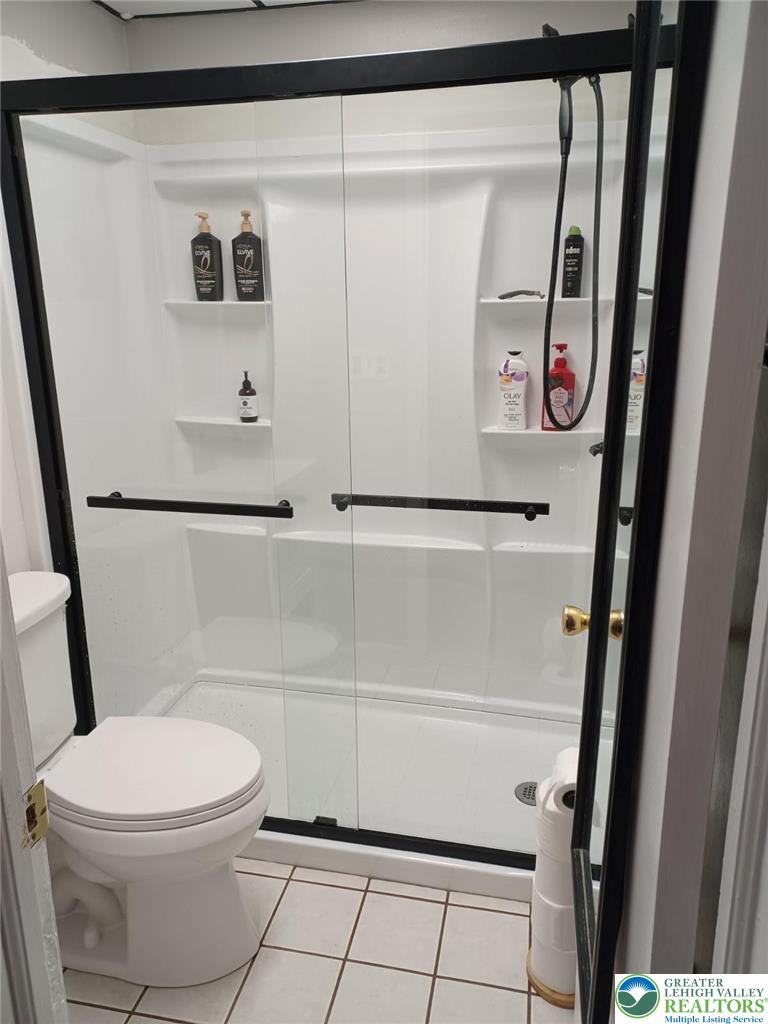 2543 South Law Street Allentown, PA 18103 - Photo 6 of 17 a bathroom with a toilet and a shower