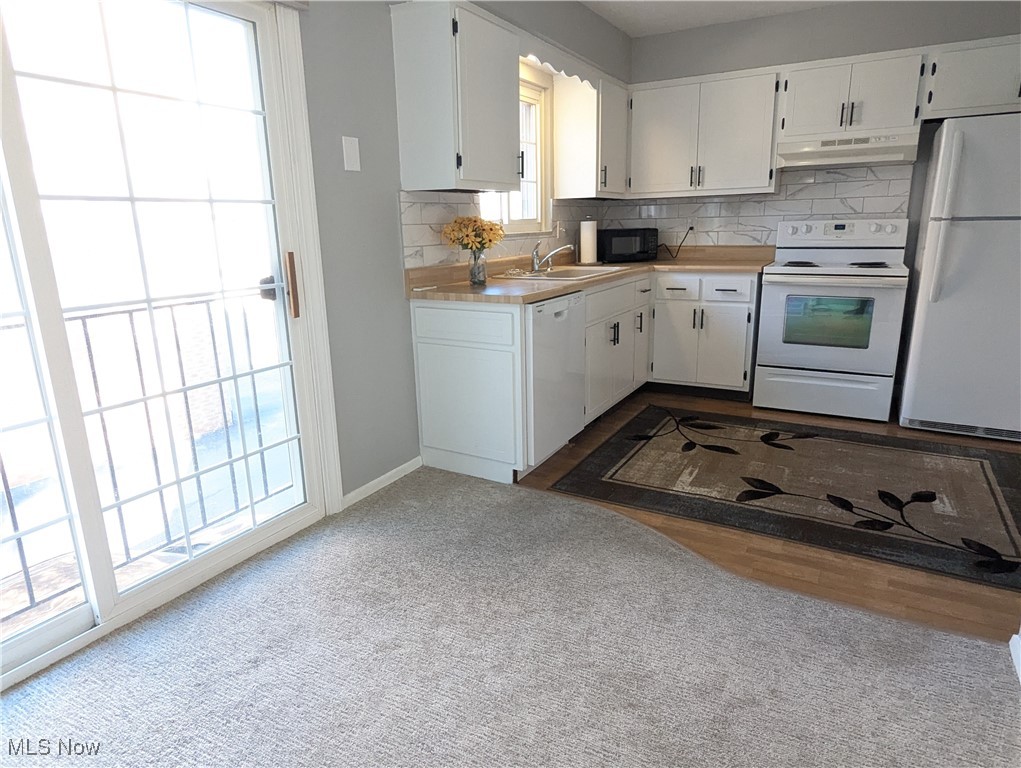 19640 Lorain Road Cleveland, OH 44126 - Photo 8 of 22 Kitchen with Eat-In area