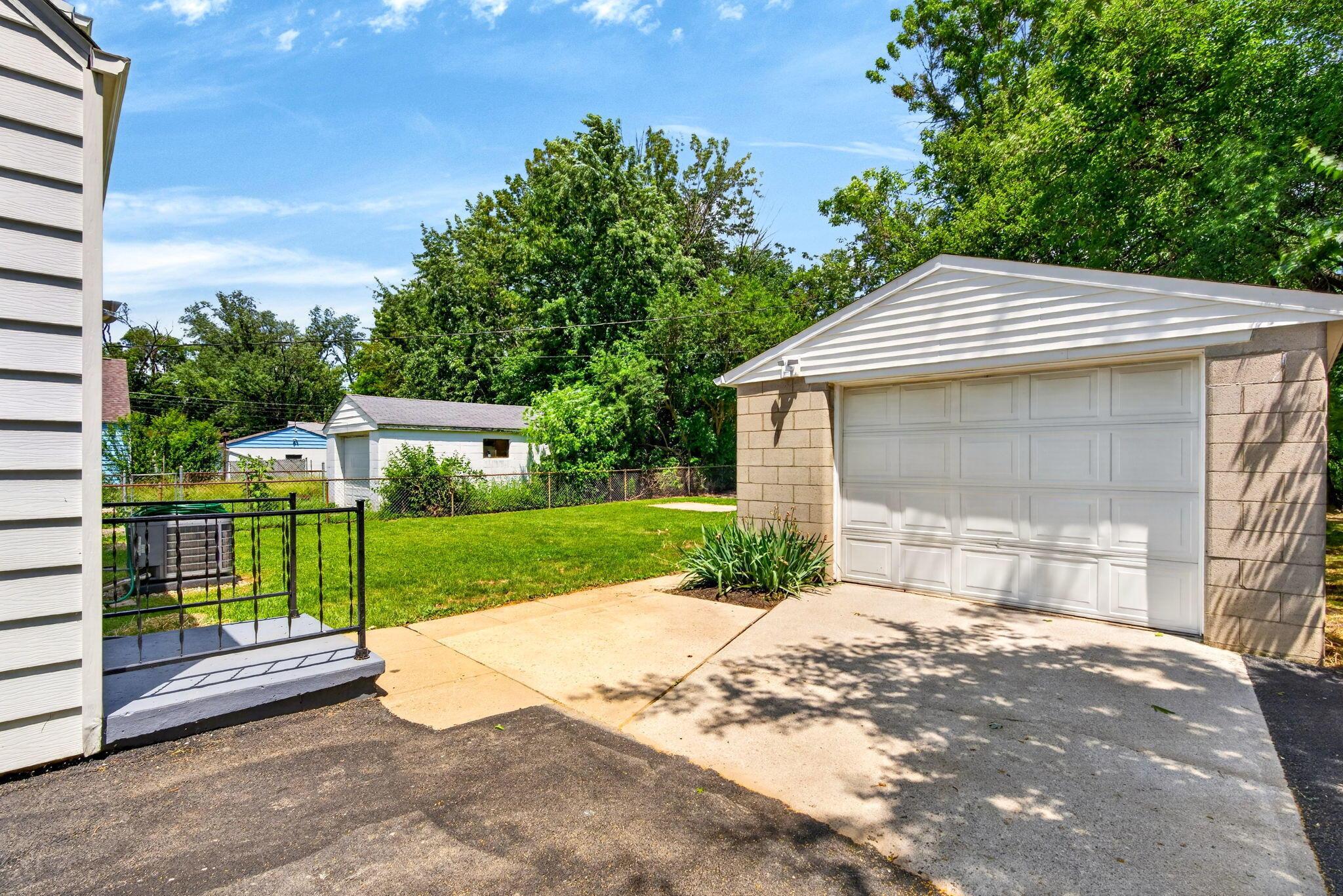 220 South Ashburton Road Columbus, OH 43213 - Photo 4 of 43
