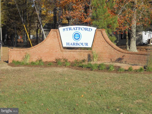 a sign that is sitting on a brick wall