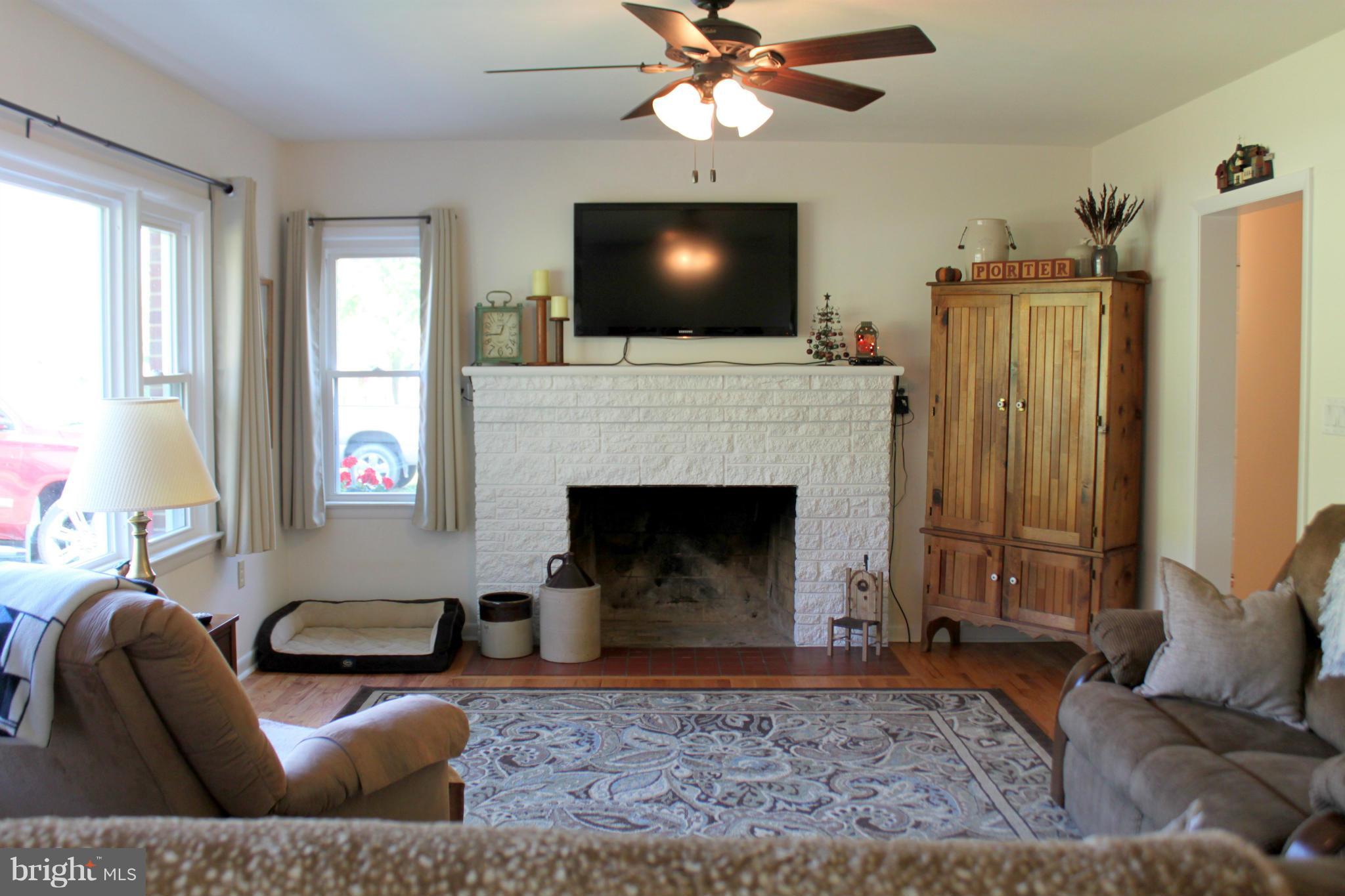 328 Poorhouse Road Winchester, VA 22603 - Photo 5 of 20 Living Room