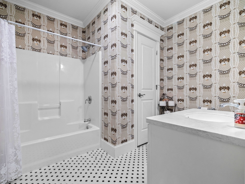 4 Hawthorne Lane, Unit 4 Dover, MA 02030 - Photo 35 of 38