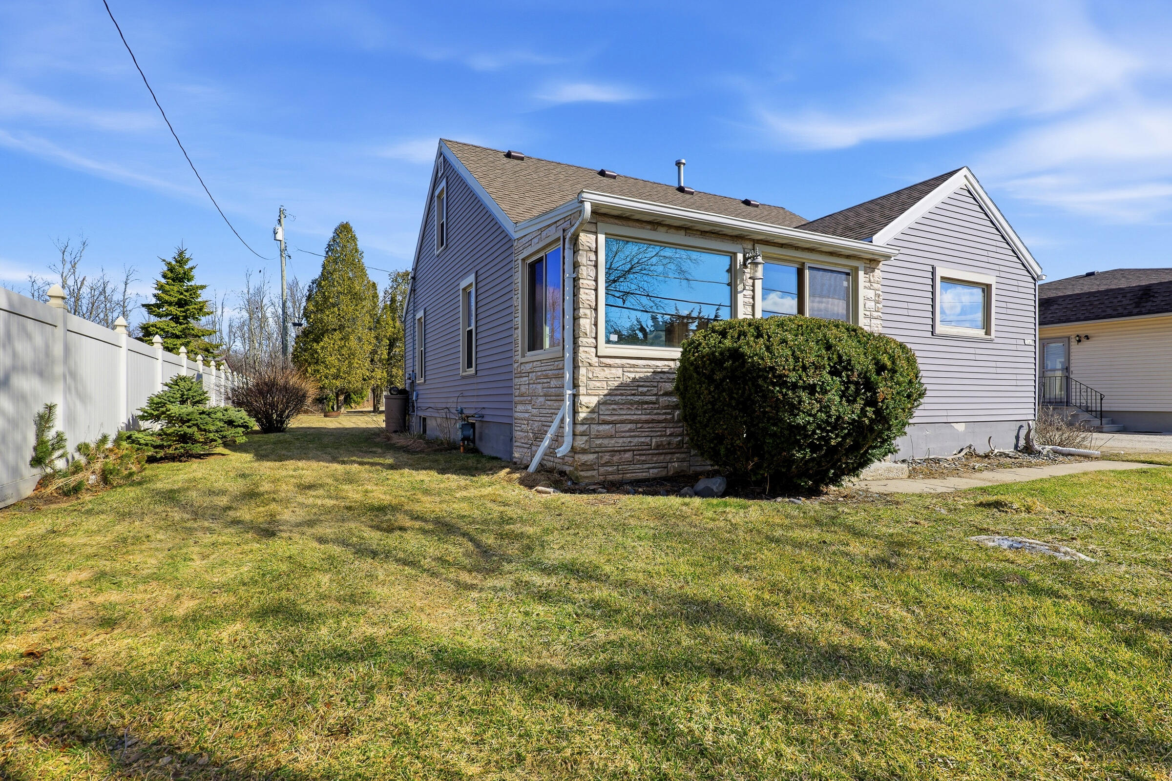 3240 Memorial Drive Two Rivers, WI 54241 - Photo 3 of 29 3240_Memorial_Drive_Two_Rivers_009